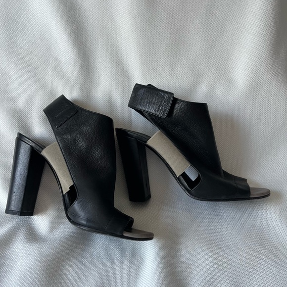 VINCE Black Leather Peep Toe Heels Booties Chunky Heel Shoe Size 7.5 - Picture 3 of 10